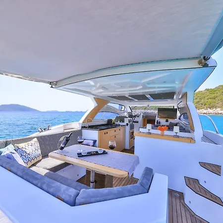 Marina'da Tekne'de Konaklama Kaş