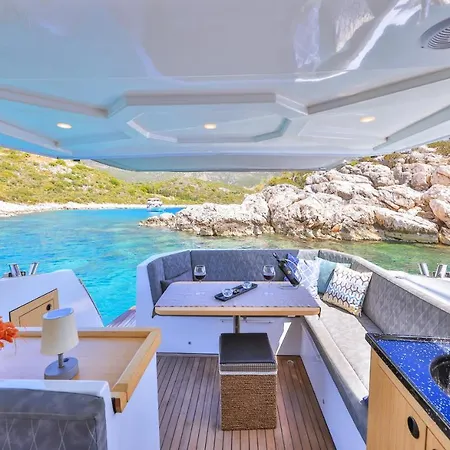 Marina'da Tekne'de Konaklama Botel