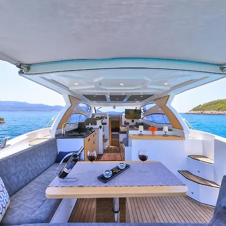 Marina'da Tekne'de Konaklama Botel *